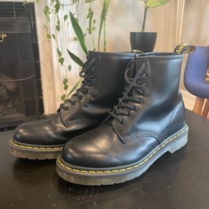 Dr. Martens 1460 Smooth Leather Lace Up - size 8